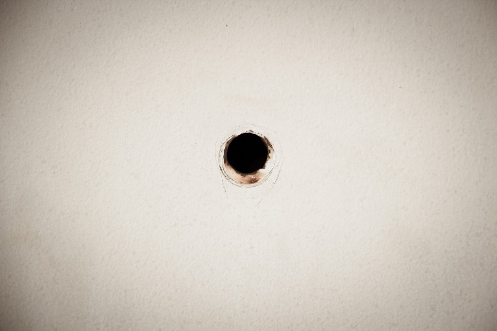 Comment cacher un trou dans un mur ?