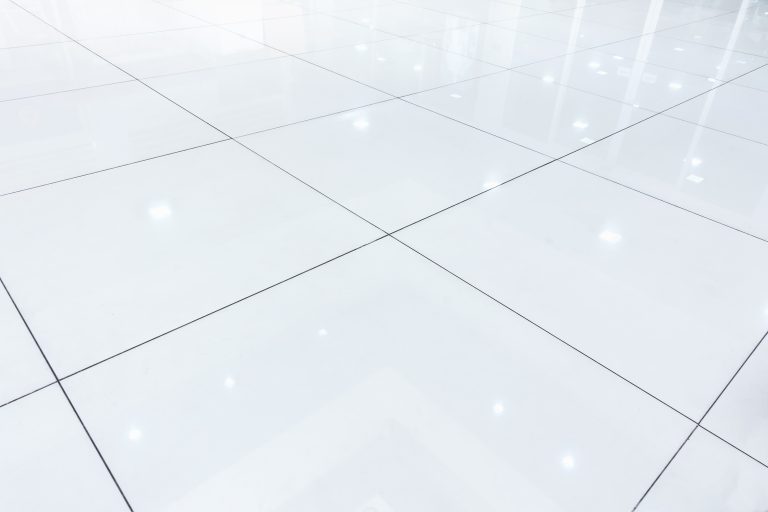 un carrelage tout blanc brillant en train de se laver sans laisser de traces décoration