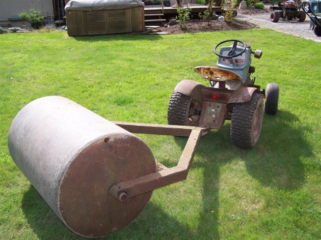 un rouleau à gazon relié à un tracteur