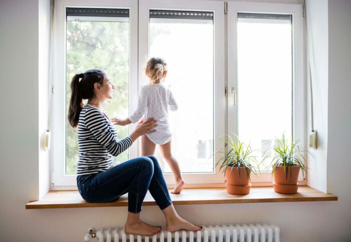 une femme avec son enfant donnant leur avis sur la fenêtre k-line