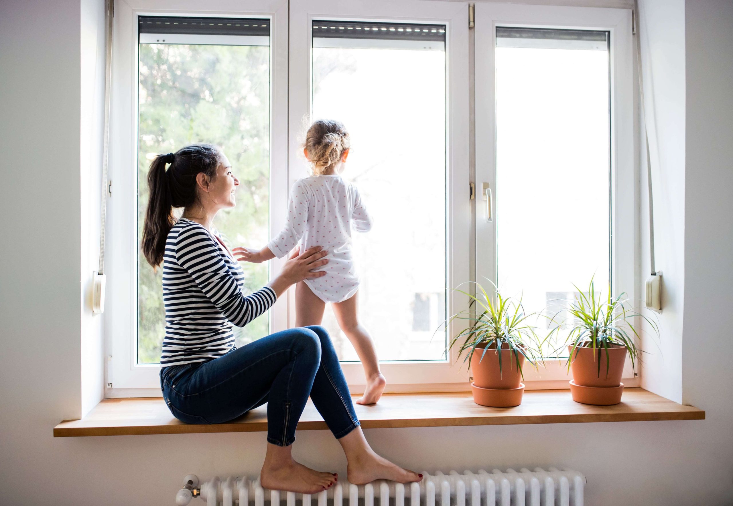 une femme avec son enfant donnant leur avis sur la fenêtre k-line