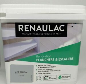 un peintre donnant son avis sur la peinture renaulac