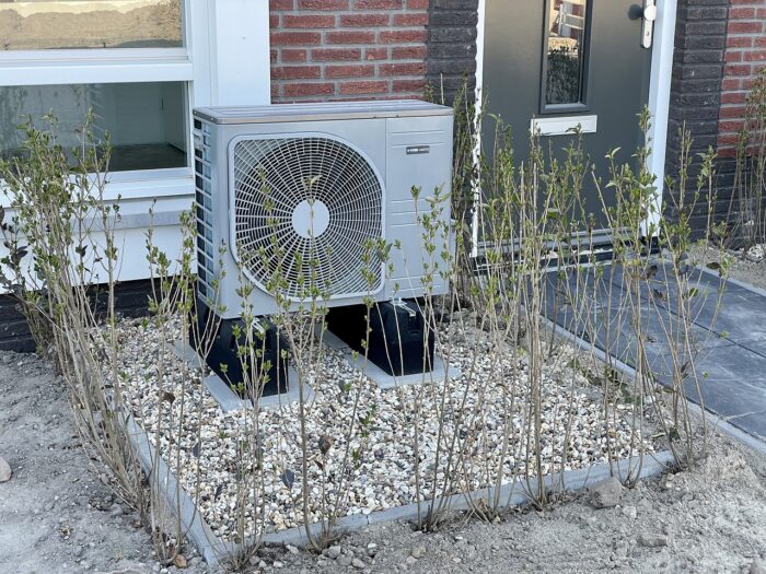 un homme donnant son avis sur la pompe à chaleur Ariston modèle Nimbus Plus 100S