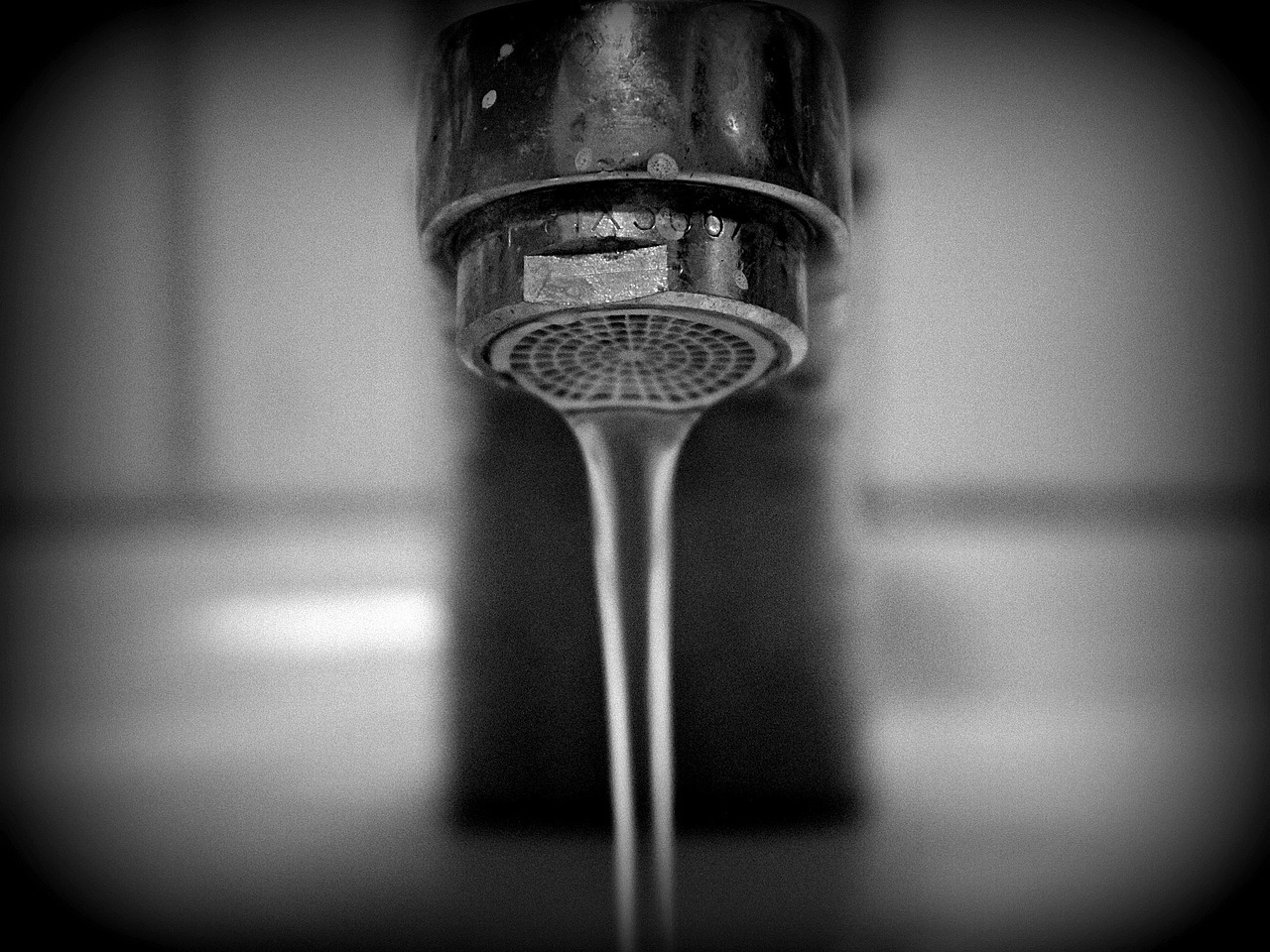 un propriétaire de maison qui montre comment enlever la rouille de la baignoire en raclant