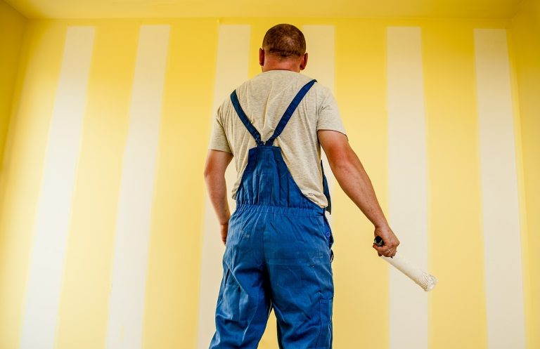 un plaquiste utilisant un saut de peinture Théodore et son avis pour un bâtiment et pour une finition extérieure