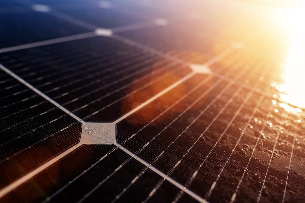 image de cellules sur un panneau photovoltaïque avec du soleil le touchant 