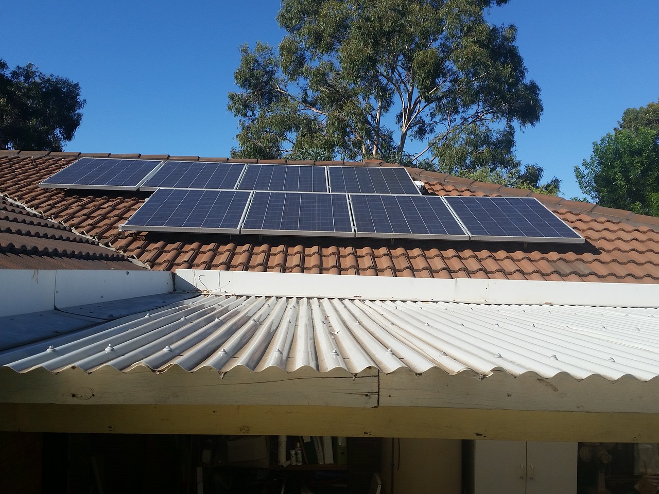 un technicien faisant des demos sur comment installer des panneaux solaires sur un toit pour un propriétaire de maison