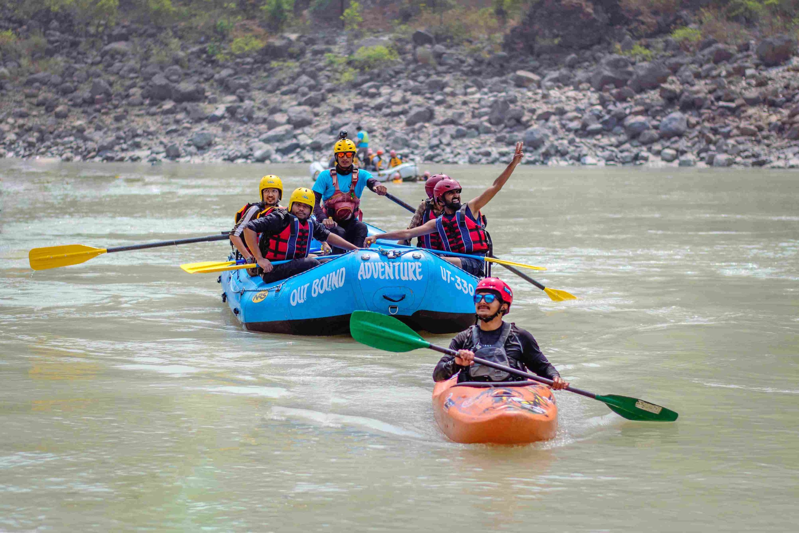 un sportif lors d'une compétition lisant un guide sur comment réparer un kayak gonflable avec brio