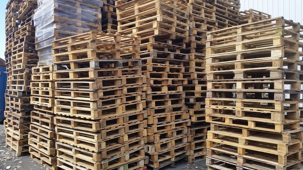 des palettes complètes de bûches contre expertise incendie en cours d'installation
