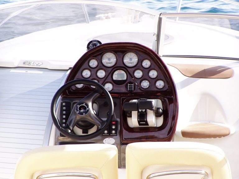 un propriétaire d'un yacht cherchant à savoir quelle peinture pour skaï bateau choisir pour les fauteuils