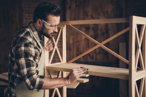 un menuisier utilisant des outils indispensables pour travailler le bois