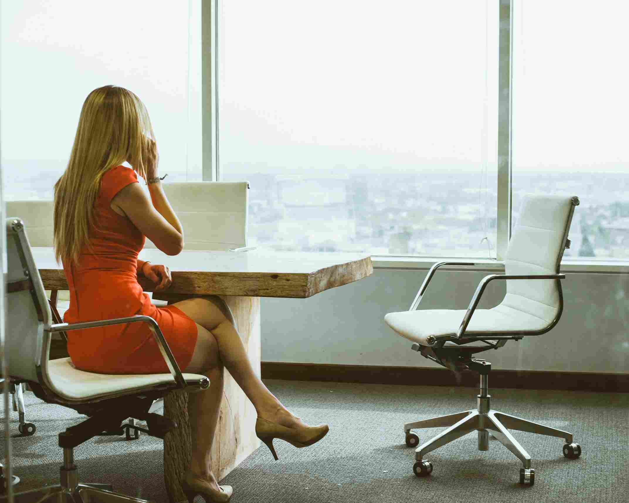 un patron ayant su comment choisir du mobilier ergonomique et une salariée à ses heures de travail assise au téléphone dans son bureau
