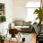vue d'un appartement et le propriétaire se demandant comment descendre un volet roulant électrique bloqué en haut ou faire appel à un professionnel