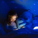 une fille dans sa chambre, ses parents se demandant comment installer plafond étoilé chambre à coucher