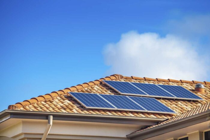 guide complet sur comment choisir et entretenir des panneaux solaires - photo de panneaux sur un toit