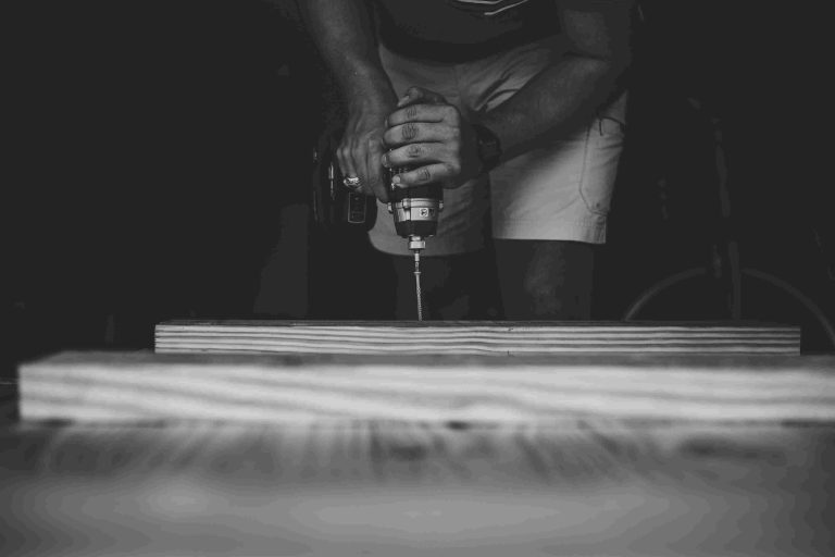 un bricoleur du dimanche essayant de comprendre comment débloquer un mandrin de perceuse Bosch bloqué dans du bois