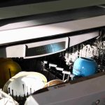 photo expliquant clairement comment nettoyer un lave-vaisselle et le faire briller