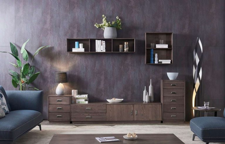 photo d'un bricoleur qui sait comment fixer un meuble au mur sans percer et ranger ses affaires dans son salon