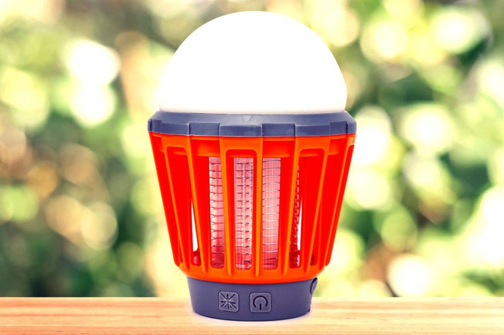 image de face de la lampe zap contre les moustiques Bug Bulb, appareil de pointe conçu pour vous aider à éliminer les moustiques dans votre jardin