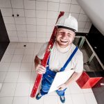 photo montrant un tableau et illustrant combien de m2 pose un carreleur par jour en fonction de la superficie - un carreleur souriant sur l'image
