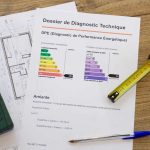 photo d'un Diagnostic de Performance Energetique sur une table en bois et comment le lire efficacement