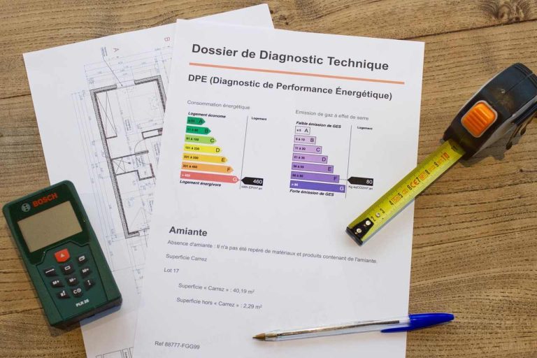 photo d'un Diagnostic de Performance Energetique sur une table en bois et comment le lire efficacement
