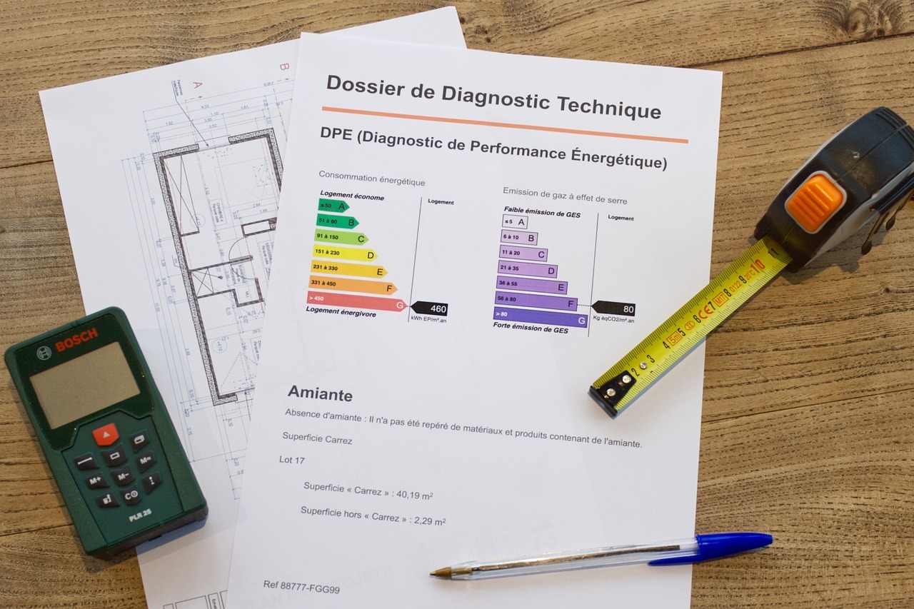 photo d'un Diagnostic de Performance Energetique sur une table en bois et comment le lire efficacement