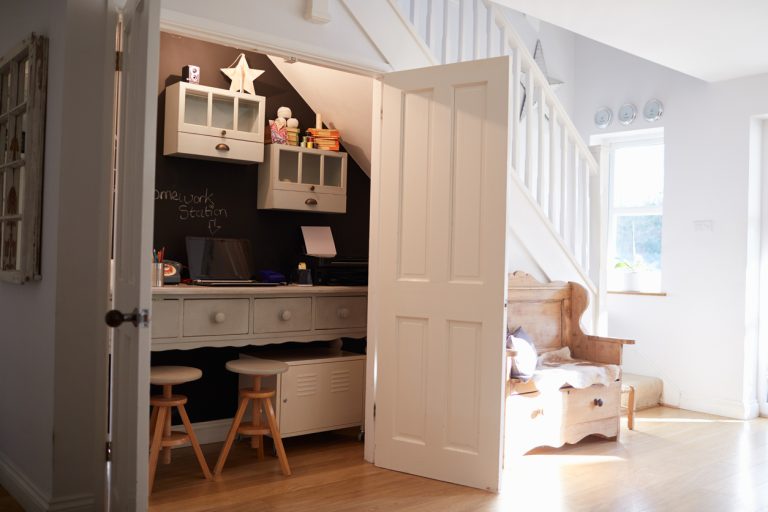 photo d'une chambre de rénovation avec ajout de rangement et un lit