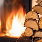 des bûches de bois en train de se brûler et solutions de chauffage les plus économiques