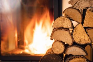 des bûches de bois en train de se brûler et solutions de chauffage les plus économiques