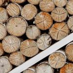 procédure étape par étape sur comment fixer des rondins de bois au sol et au plafond