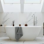 image d'une baignoire ilot dans une maison et procédure d'installation