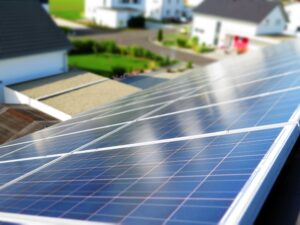 Pose de panneaux solaires sur le toit d'une maison