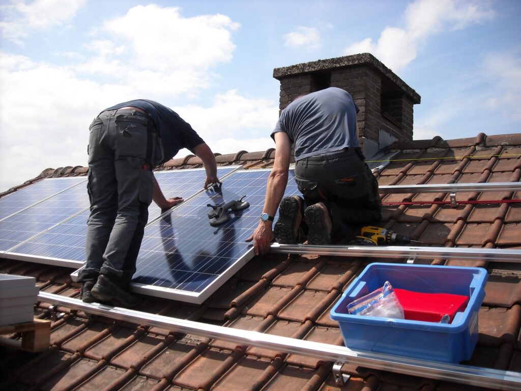 Installation de panneaux solaires sur un toit de maison