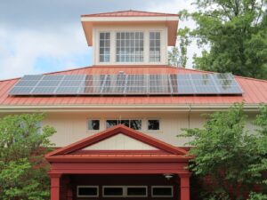 Panneaux solaires sur le toit d'une maison