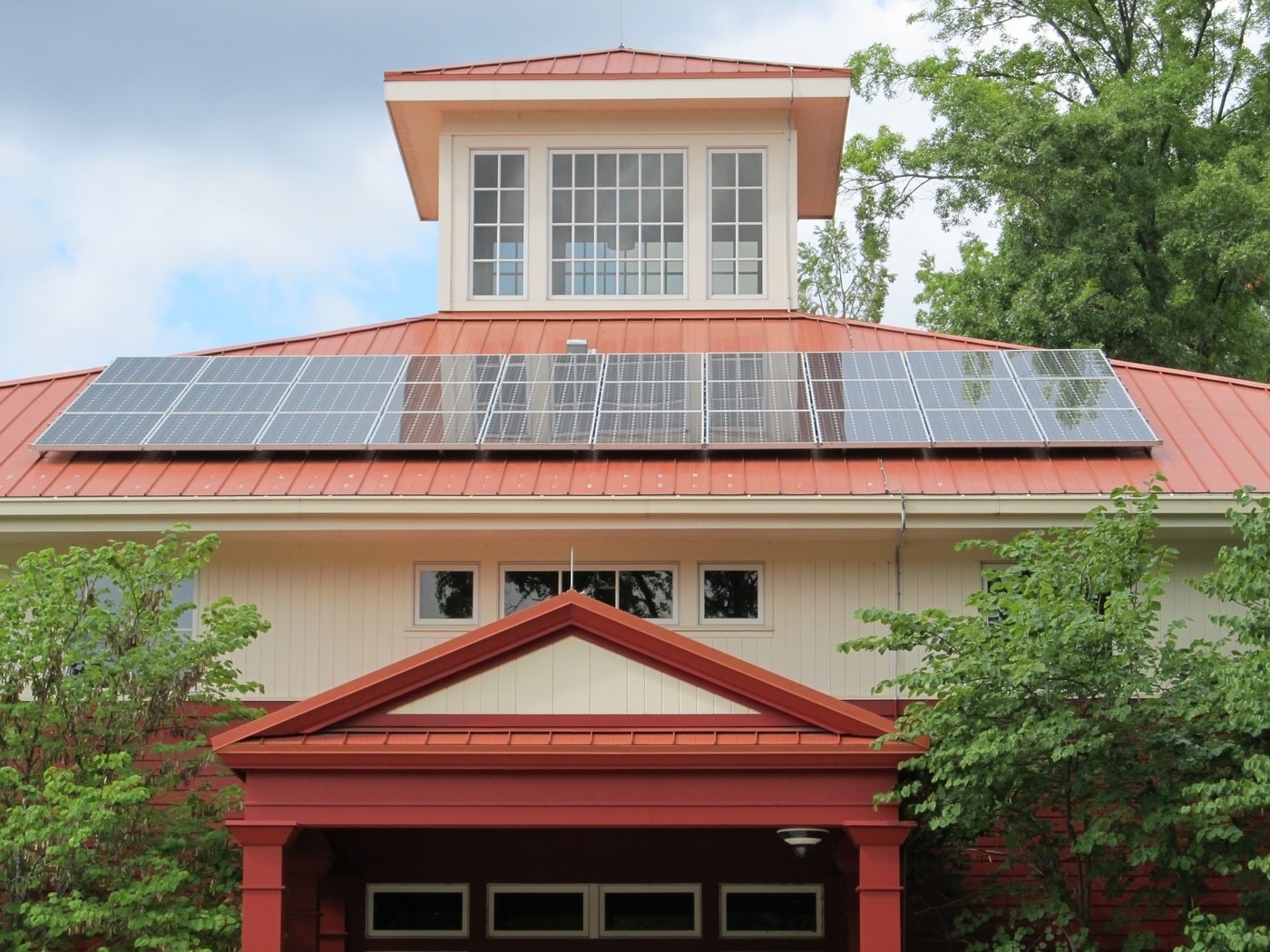 Panneaux solaires sur le toit d'une maison