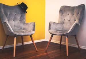 deux fauteuils dans un salon